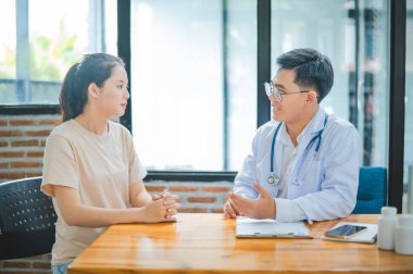 Doktorlar hastanın semptomlarını araştırıyor, fiziksel muayenenin sonuçlarını bildiriyor, ve tedavi ve sağlık hizmetleri öneriyor..