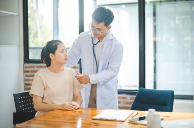 Doktorlar hastanın semptomlarını araştırıyor, fiziksel muayenenin sonuçlarını bildiriyor, ve tedavi ve sağlık hizmetleri öneriyor..