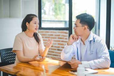 Doktorlar hastanın semptomlarını araştırıyor, fiziksel muayenenin sonuçlarını bildiriyor, ve tedavi ve sağlık hizmetleri öneriyor..