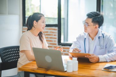 Doktorlar hastanın semptomlarını araştırıyor, fiziksel muayenenin sonuçlarını bildiriyor, ve tedavi ve sağlık hizmetleri öneriyor..