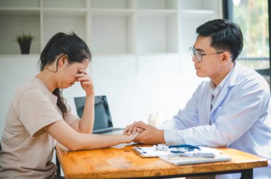 Doktor eli hastanın elini tutuyor. Hastayı cesaretlendirmek ve teselli etmek için böylece hasta üzgün ve endişeli olmaz..