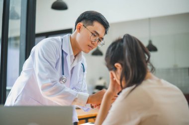 Doktor eli hastanın elini tutuyor. Hastayı cesaretlendirmek ve teselli etmek için böylece hasta üzgün ve endişeli olmaz..