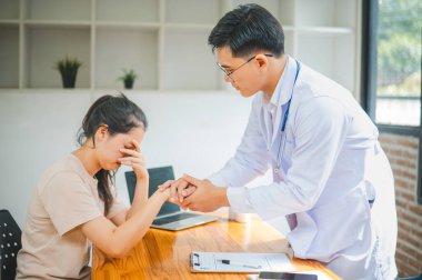 Doktor eli hastanın elini tutuyor. Hastayı cesaretlendirmek ve teselli etmek için böylece hasta üzgün ve endişeli olmaz..