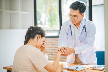 Doktor eli hastanın elini tutuyor. Hastayı cesaretlendirmek ve teselli etmek için böylece hasta üzgün ve endişeli olmaz..