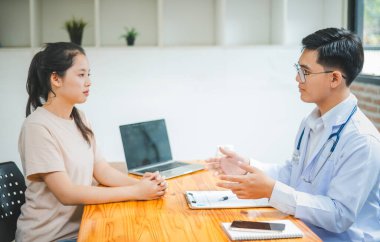 Doktorlar hastanın semptomlarını araştırıyor, fiziksel muayenenin sonuçlarını bildiriyor, ve tedavi ve sağlık hizmetleri öneriyor..