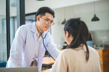 Doktorlar hastanın semptomlarını araştırıyor, fiziksel muayenenin sonuçlarını bildiriyor, ve tedavi ve sağlık hizmetleri öneriyor..