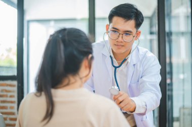 Doktorlar hastanın semptomlarını araştırıyor, fiziksel muayenenin sonuçlarını bildiriyor, ve tedavi ve sağlık hizmetleri öneriyor..