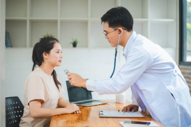 Doktorlar hastanın semptomlarını araştırıyor, fiziksel muayenenin sonuçlarını bildiriyor, ve tedavi ve sağlık hizmetleri öneriyor..