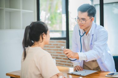 Doktorlar hastanın semptomlarını araştırıyor, fiziksel muayenenin sonuçlarını bildiriyor, ve tedavi ve sağlık hizmetleri öneriyor..