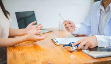 Doktorlar hastanın semptomlarını araştırıyor, fiziksel muayenenin sonuçlarını bildiriyor, ve tedavi ve sağlık hizmetleri öneriyor..