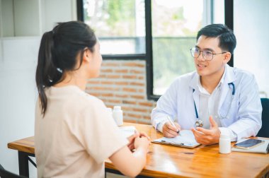 Doktorlar hastanın semptomlarını araştırıyor, fiziksel muayenenin sonuçlarını bildiriyor, ve tedavi ve sağlık hizmetleri öneriyor..