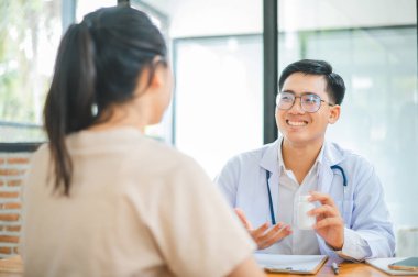 Doktorlar hastanın semptomlarını araştırıyor, fiziksel muayenenin sonuçlarını bildiriyor, ve tedavi ve sağlık hizmetleri öneriyor..