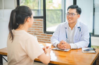 Doktorlar hastanın semptomlarını araştırıyor, fiziksel muayenenin sonuçlarını bildiriyor, ve tedavi ve sağlık hizmetleri öneriyor..