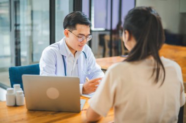 Doktorlar hastanın semptomlarını araştırıyor, fiziksel muayenenin sonuçlarını bildiriyor, ve tedavi ve sağlık hizmetleri öneriyor..