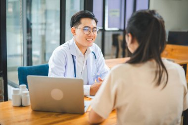 Doktorlar hastanın semptomlarını araştırıyor, fiziksel muayenenin sonuçlarını bildiriyor, ve tedavi ve sağlık hizmetleri öneriyor..