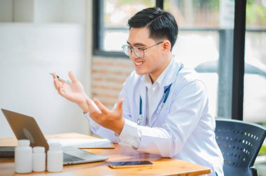 Doktorlar hastalara çevrimiçi video üzerinden danışmanlık yapıyor, onları fiziksel muayene sonuçları hakkında bilgilendiriyor ve tedavi ve sağlık hizmetleri öneriyor.