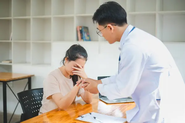 Doktershand Die Hand Van Patiënt Vasthoudt Patiënt Aan Moedigen Troosten — Stockfoto