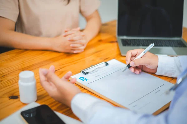 stock image Doctors are inquiring about the patient's symptoms, notifying the results of the physical examination, and recommending treatment and health care.