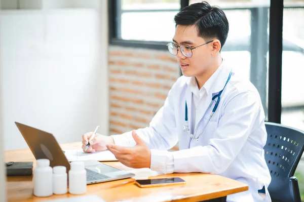 Doctors are giving advice to patients via online video, informing them of physical examination results and suggesting treatment and health care.