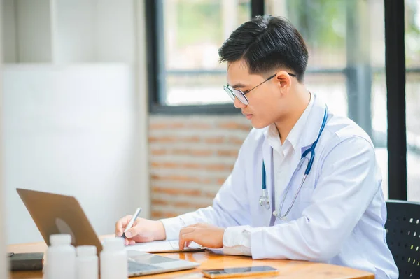 Doctors are giving advice to patients via online video, informing them of physical examination results and suggesting treatment and health care.