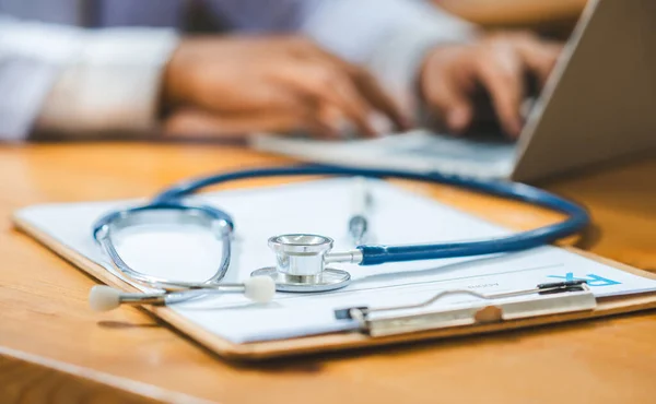 Masasında Pano Olan Stetoskop Doktor Hasta Sağlık Tıbbi Konsept Öneriyor — Stok fotoğraf
