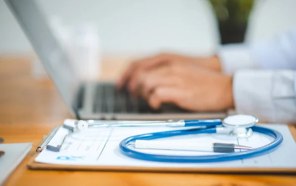Masasında Pano Olan Stetoskop Doktor Hasta Sağlık Tıbbi Konsept Öneriyor — Stok fotoğraf