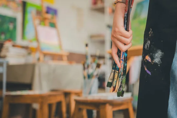 Resim Öğrencisinin Elinde Boya Fırçasıyla Tuvaldeki Suluboya Resme Bazı Sanat — Stok fotoğraf