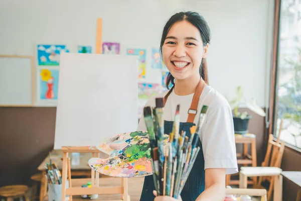 Portré Art Diák Mosolyog Boldogan Miközben Akvarell Festmény Vásznon Csinál — Stock Fotó