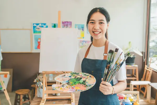 Retrato Estudante Arte Sorrindo Alegremente Enquanto Com Pintura Aquarela Tela — Fotografia de Stock