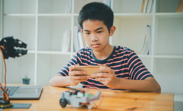 Азиатский Мальчик Изучает Изучает Работу Технологических Роботов Играя Детей Хобби — стоковое фото