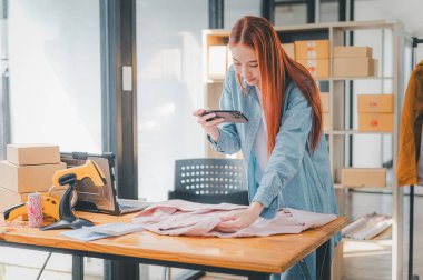 Küçük işletme sahipleri ürünlerinin fotoğraflarını çekip siparişlerini verecek müşterilere sunuyorlar. - İnternet alışverişi