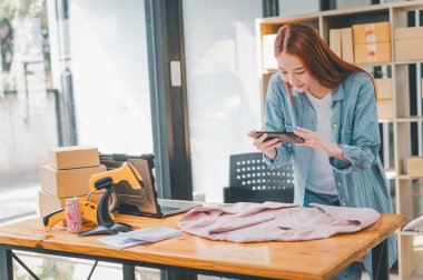 Küçük işletme sahipleri ürünlerinin fotoğraflarını çekip siparişlerini verecek müşterilere sunuyorlar. - İnternet alışverişi