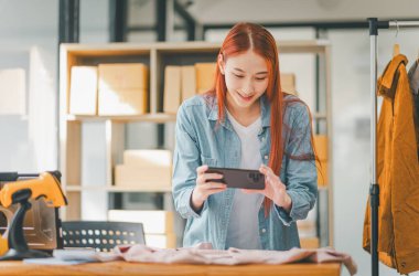 Küçük işletme sahipleri ürünlerinin fotoğraflarını çekip siparişlerini verecek müşterilere sunuyorlar. - İnternet alışverişi