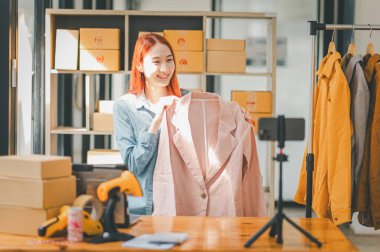 KOBİ sahibi video kaydetmek için akıllı telefonu ve tableti kullanıyor. vlog ve mağazasında canlı yayın, KOBİ iş konsepti, online alışveriş.