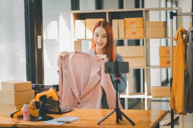 KOBİ sahibi video kaydetmek için akıllı telefonu ve tableti kullanıyor. vlog ve mağazasında canlı yayın, KOBİ iş konsepti, online alışveriş.