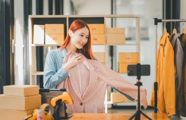 KOBİ sahibi video kaydetmek için akıllı telefonu ve tableti kullanıyor. vlog ve mağazasında canlı yayın, KOBİ iş konsepti, online alışveriş.