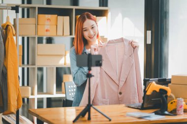 KOBİ sahibi video kaydetmek için akıllı telefonu ve tableti kullanıyor. vlog ve mağazasında canlı yayın, KOBİ iş konsepti, online alışveriş.