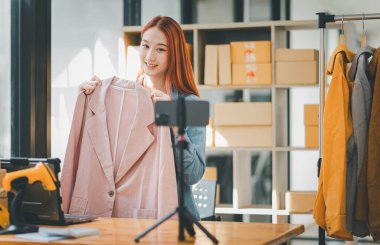 KOBİ sahibi video kaydetmek için akıllı telefonu ve tableti kullanıyor. vlog ve mağazasında canlı yayın, KOBİ iş konsepti, online alışveriş.