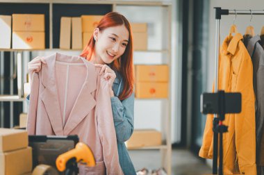 KOBİ sahibi video kaydetmek için akıllı telefonu ve tableti kullanıyor. vlog ve mağazasında canlı yayın, KOBİ iş konsepti, online alışveriş.