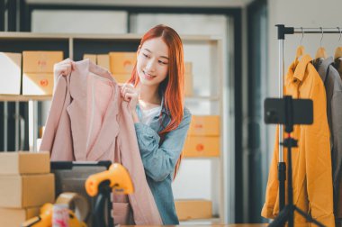 KOBİ sahibi video kaydetmek için akıllı telefonu ve tableti kullanıyor. vlog ve mağazasında canlı yayın, KOBİ iş konsepti, online alışveriş.