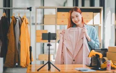 KOBİ sahibi video kaydetmek için akıllı telefonu ve tableti kullanıyor. vlog ve mağazasında canlı yayın, KOBİ iş konsepti, online alışveriş.