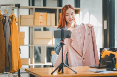 KOBİ sahibi video kaydetmek için akıllı telefonu ve tableti kullanıyor. vlog ve mağazasında canlı yayın, KOBİ iş konsepti, online alışveriş.