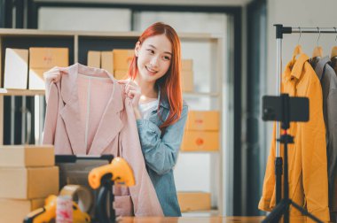 KOBİ sahibi video kaydetmek için akıllı telefonu ve tableti kullanıyor. vlog ve mağazasında canlı yayın, KOBİ iş konsepti, online alışveriş.