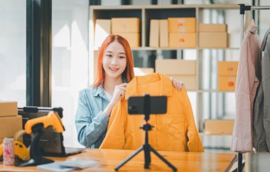 KOBİ sahibi video kaydetmek için akıllı telefonu ve tableti kullanıyor. vlog ve mağazasında canlı yayın, KOBİ iş konsepti, online alışveriş.