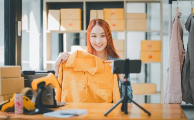 KOBİ sahibi video kaydetmek için akıllı telefonu ve tableti kullanıyor. vlog ve mağazasında canlı yayın, KOBİ iş konsepti, online alışveriş.