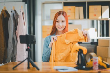 KOBİ sahibi video kaydetmek için akıllı telefonu ve tableti kullanıyor. vlog ve mağazasında canlı yayın, KOBİ iş konsepti, online alışveriş.