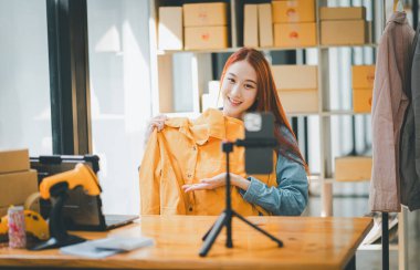 KOBİ sahibi video kaydetmek için akıllı telefonu ve tableti kullanıyor. vlog ve mağazasında canlı yayın, KOBİ iş konsepti, online alışveriş.