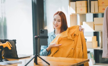 KOBİ sahibi video kaydetmek için akıllı telefonu ve tableti kullanıyor. vlog ve mağazasında canlı yayın, KOBİ iş konsepti, online alışveriş.