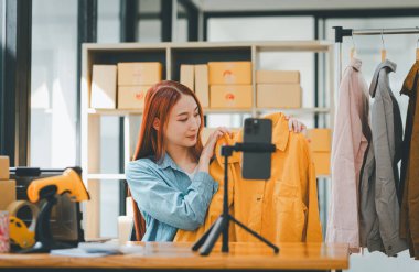 KOBİ sahibi video kaydetmek için akıllı telefonu ve tableti kullanıyor. vlog ve mağazasında canlı yayın, KOBİ iş konsepti, online alışveriş.