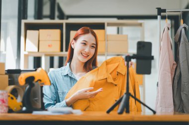 KOBİ sahibi video kaydetmek için akıllı telefonu ve tableti kullanıyor. vlog ve mağazasında canlı yayın, KOBİ iş konsepti, online alışveriş.